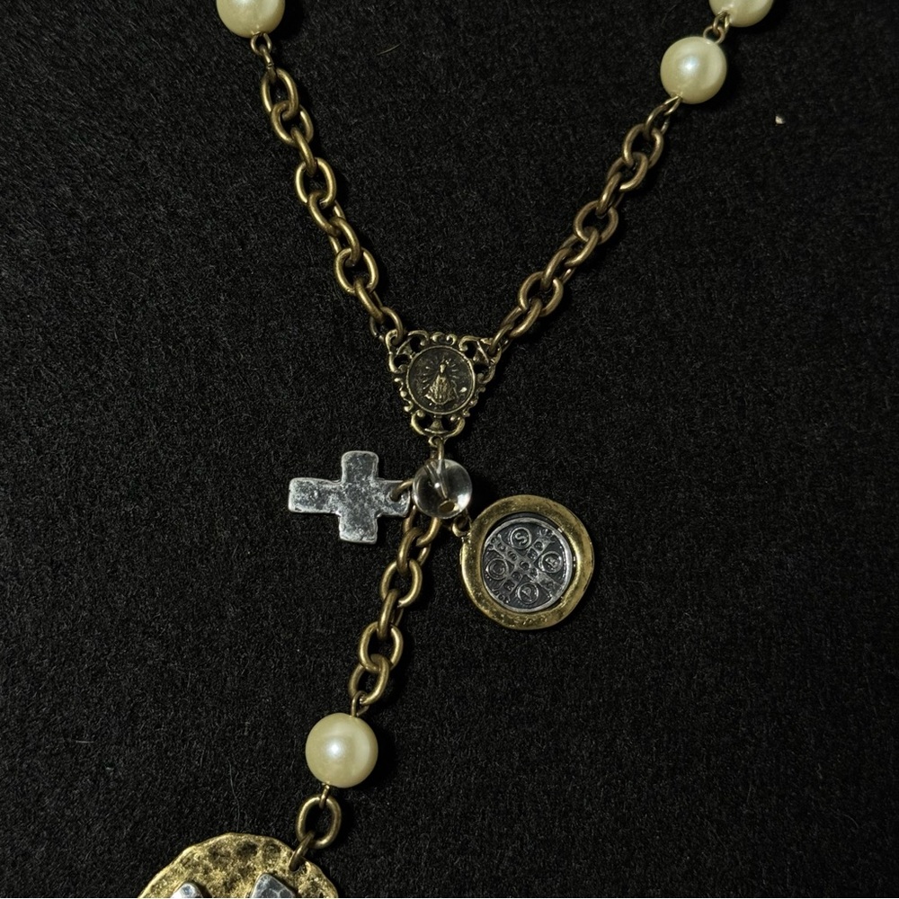 Elegant Gold and Cream Pendant Necklace - Picture 3 of 4